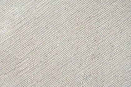 Heller Kalkstein mit feinen, gleichmäßig diagonal verlaufenden Rillen